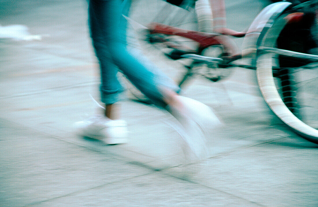  Aktivität, Aussen, Außen, Bein, Beine, Bewegung, Detail, Details, Eine Person, Eins, Erwachsene, Erwachsener, Fahrrad, Fahrräder, Farbe, Fit, Fitness, Freizeit, Gesundheit, Horizontal, In form, Jogging, Laufen, Laufend, Laufende, Mensch, Menschen, Sport,