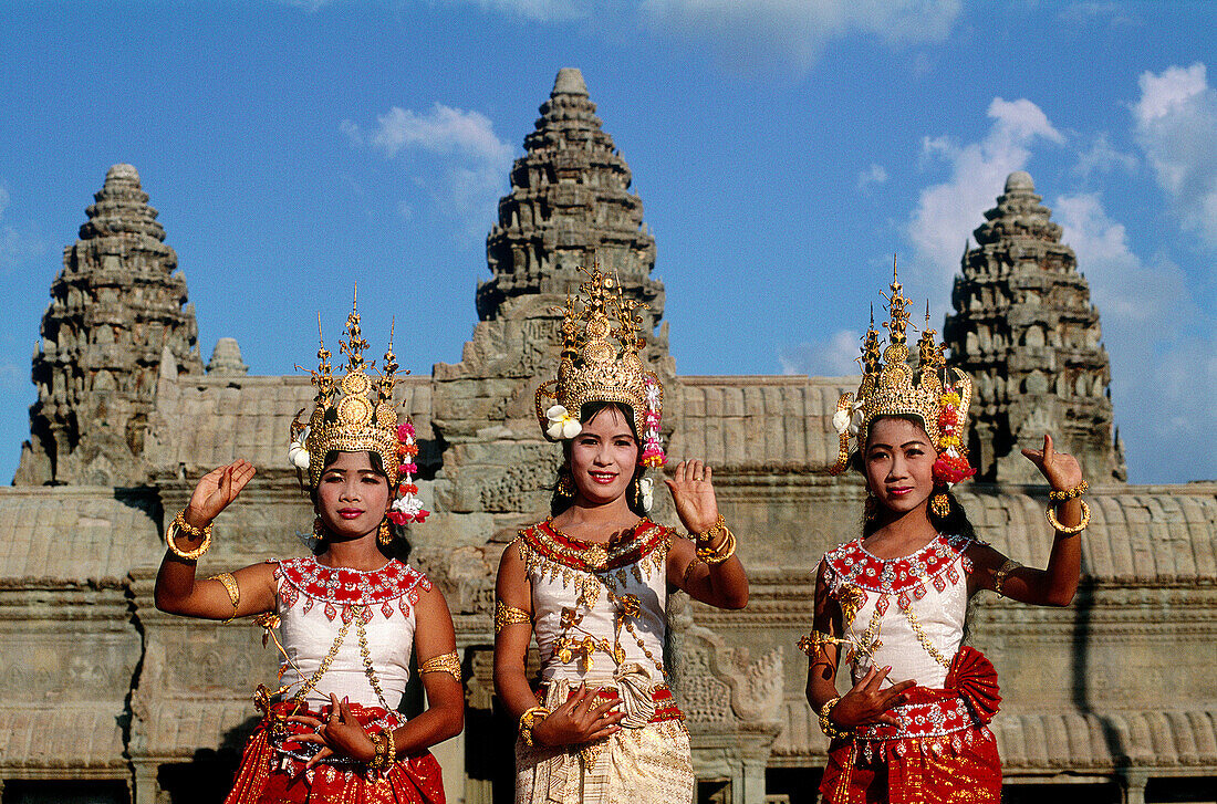 Dancers in front of Angkot Wat. Angkor. Siem Reap, Cambodia