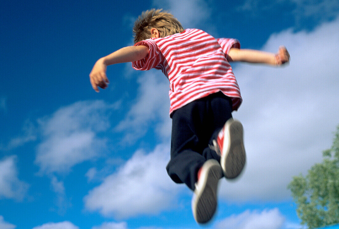 Young boy jumping on trampoline – Bild kaufen – 70139505 lookphotos