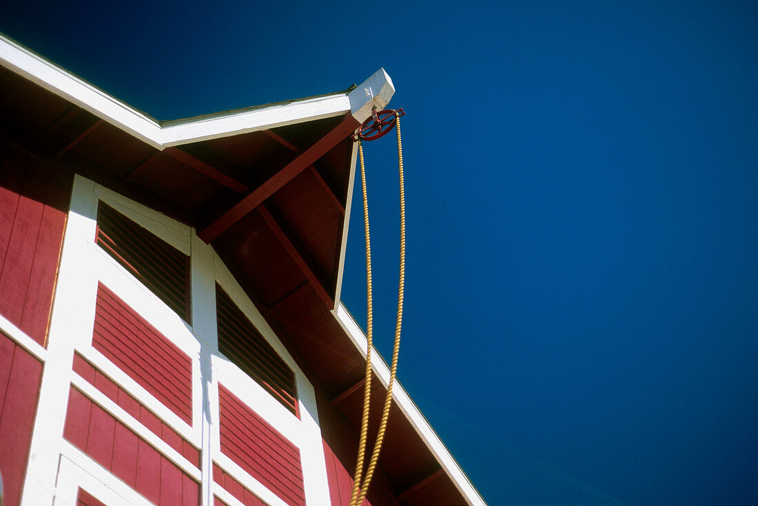 Barn, Barns, Blue, Building, Buildings, Color, Colour, Concept, Concepts, Daytime, Detail, Details, Exterior, Farm, Height, Horizontal, Low angle view, Outdoor, Outdoors, Outside, Pulley, Pulleys, Red, Rope, Ropes, Summer, Tall, Tool, Tools, Useful, Usef
