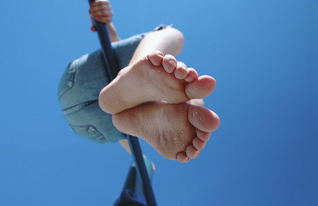 et, Barefoot, Bars, Blue, Blue sky, Challenge, Child, Childhood, Children, Color, Colour, Concept, Concepts, Contemporary, Daytime, Exterior, Feet, Foot, Free time, Freedom, Fun, Height, Horizontal, H