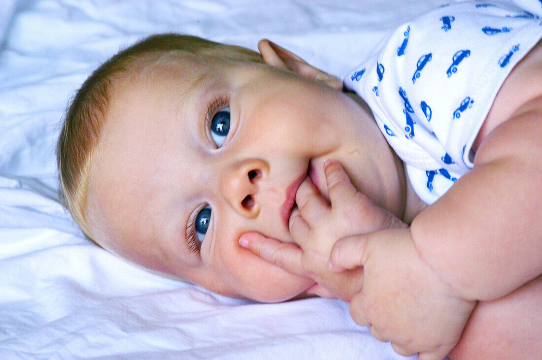 baby sucking fingers