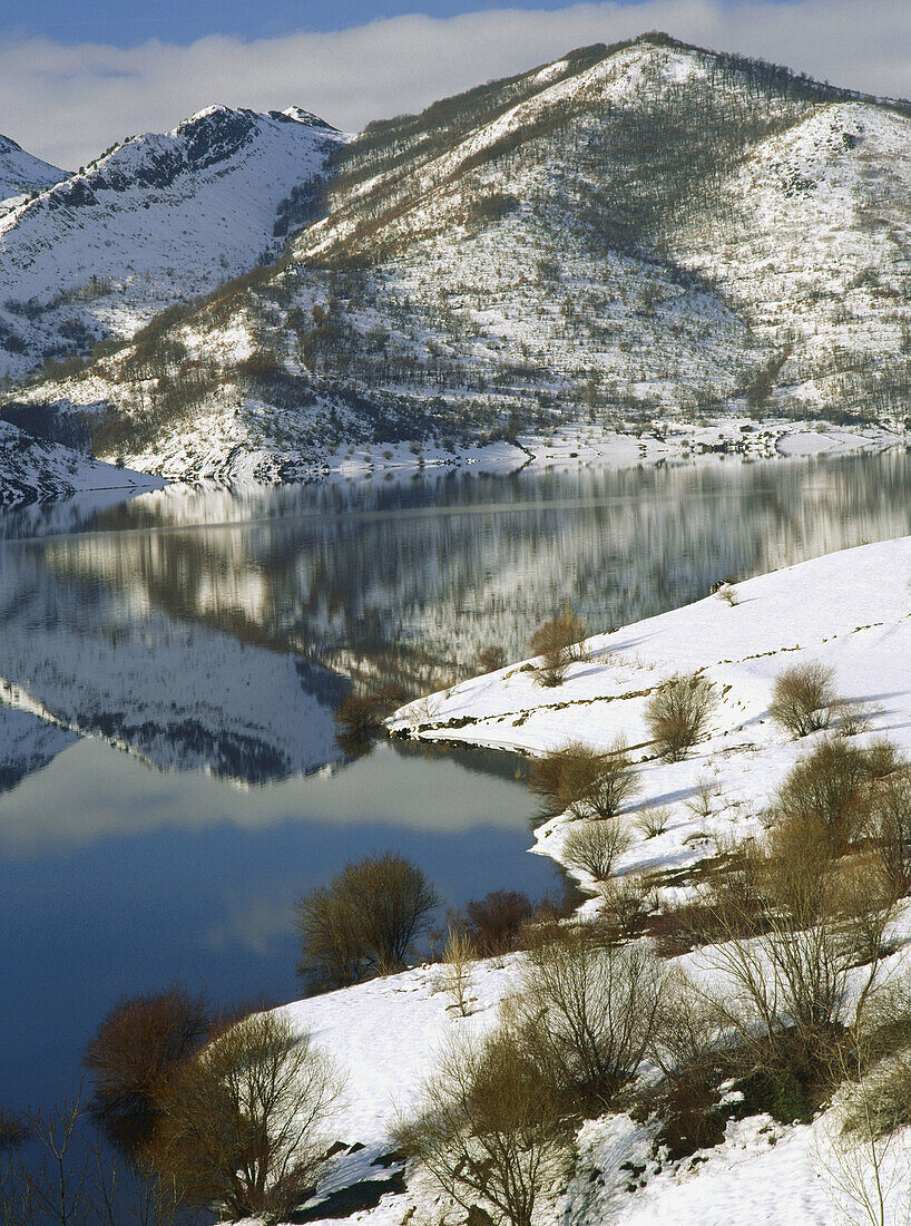 Barrios de Luna reservoir, Luna river valley. León province. Spain