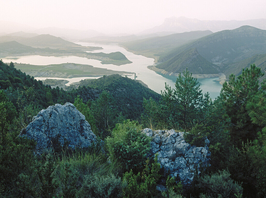 Mediano reservoir. Samitier. Sobrarbe. Huesca province. Aragón. Spain.