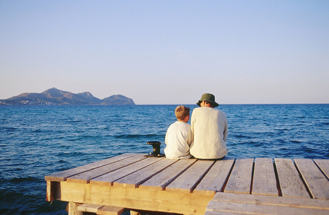 sations, Dad, Daytime, Dock, Docks, Embrace, Embracing, Exterior, Families, Family, Father, Fathers