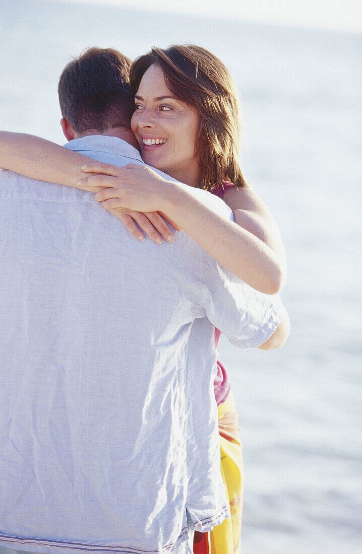 s, Back view, Beach, Beaches, Bond, Bonding, Bonds, Brunette, Brunettes, Caucasian, Caucasians, Closed eyes, Coast, Coastal, Color, Colour, Contemporary, Couple, Couples, Dark-haired, Daytime, Embrace