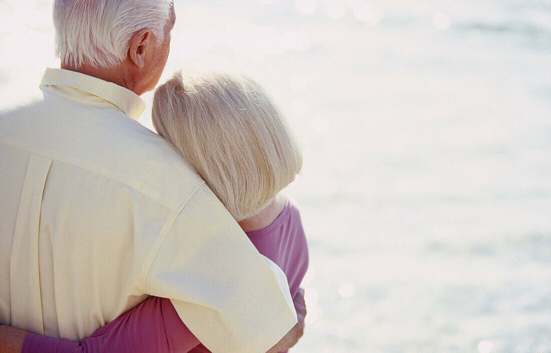  Affection, Anonymous, Back view, Beach, Beaches, Bond, Bonding, Bonds, Caucasian, Caucasians, Color, Colour, Contemplate, Contemplating, Contemporary, Couple, Couples, Daytime, Embrace, Embracing, Exterior, Female, Fondness, Gray-haired, Grey-haired, Hor