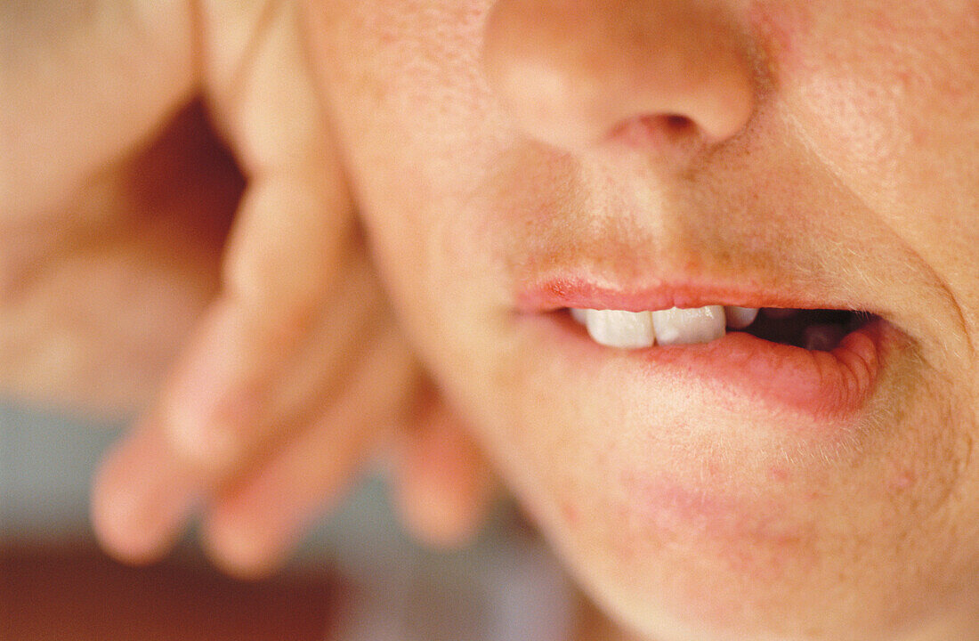  Besorgnis, Denken, Detail, Details, Eine Person, Eins, Erwachsene, Erwachsener, Farbe, Frau, Frauen, Frauen (nur), Horizontal, Innen, Konzept, Konzepte, Mensch, Menschen, Mund, Münder, Nachdenklich, Nahaufnahme, Nahaufnahmen, Nerven, Nervös, Nervosität, 