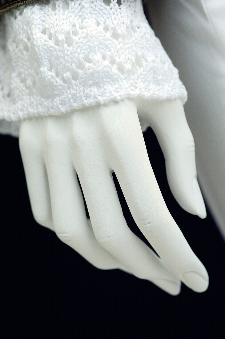  Detail, Details, Dummies, Dummy, Eins, Farbe, Hand, Hände, Innen, Konzept, Konzepte, Leblos, Leblosigkeit, Mannequin, Mannequins, Nahaufnahme, Nahaufnahmen, Vertikal, Weiß, F58-244437, agefotostock 