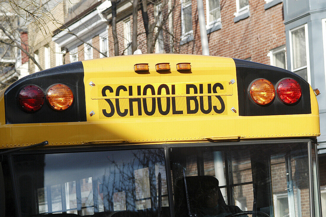  Amerika, Aussen, Außen, Bus, Busse, Detail, Details, Fahrzeug, Fahrzeuge, Farbe, Gelb, Horizontal, Konzept, Konzepte, Nordamerika, Schild, Schilder, School bus, Stadt, Städte, Städtisch, Strasse, Straße, Strassen, Straßen, Tageszeit, USA, Vereinigte Staa