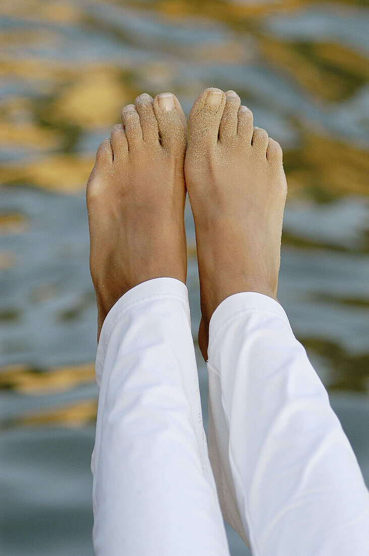  Außen, Barfuss, Barfuß, Detail, Details, Eine Person, Eins, Erwachsene, Erwachsener, Farbe, Fokus, Frau, Frauen, Frauen (nur), Fuß, Füsse, Mensch, Menschen, Nahaufnahme, Nahaufnahmen, Sand, Tageszeit, Verkehrt herum, Vertikal, Weiblich, Zwei, F58-375652,