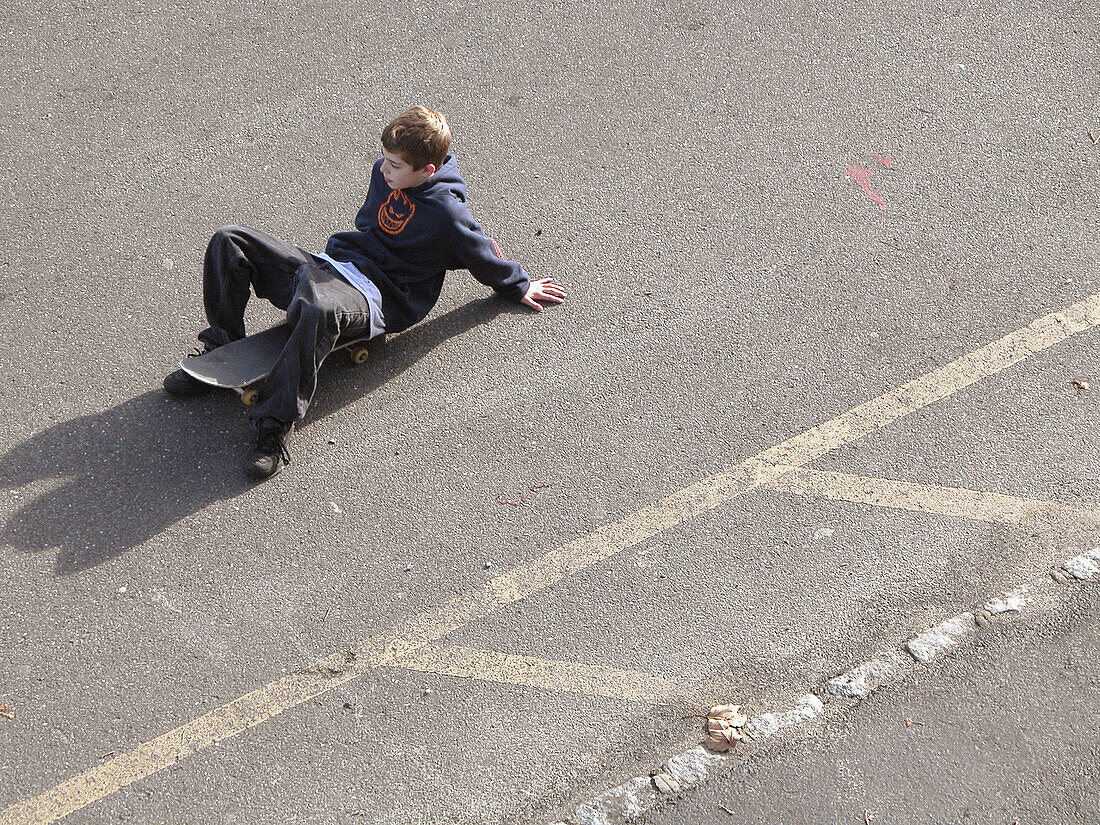 lor, Colour, Contemporary, Daytime, Exterior, Full-body, Full-length, Ground, Grounds, Horizontal, Human, Kid, Kids, Lean, Leaning, Leisure, Look, Looking, Male, One, One person, Outdoor, Outdoors, Ou