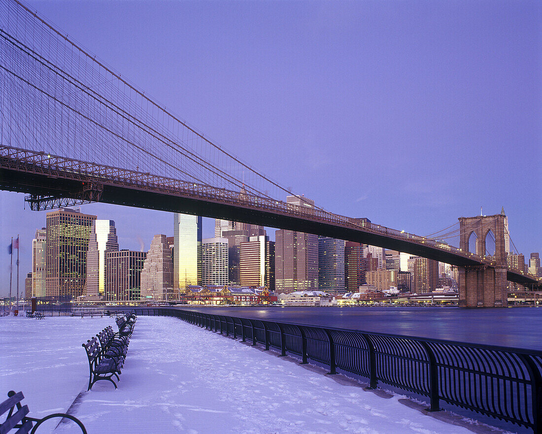Brooklyn bridge & downtown skyline, Manhattan, New York, USA.