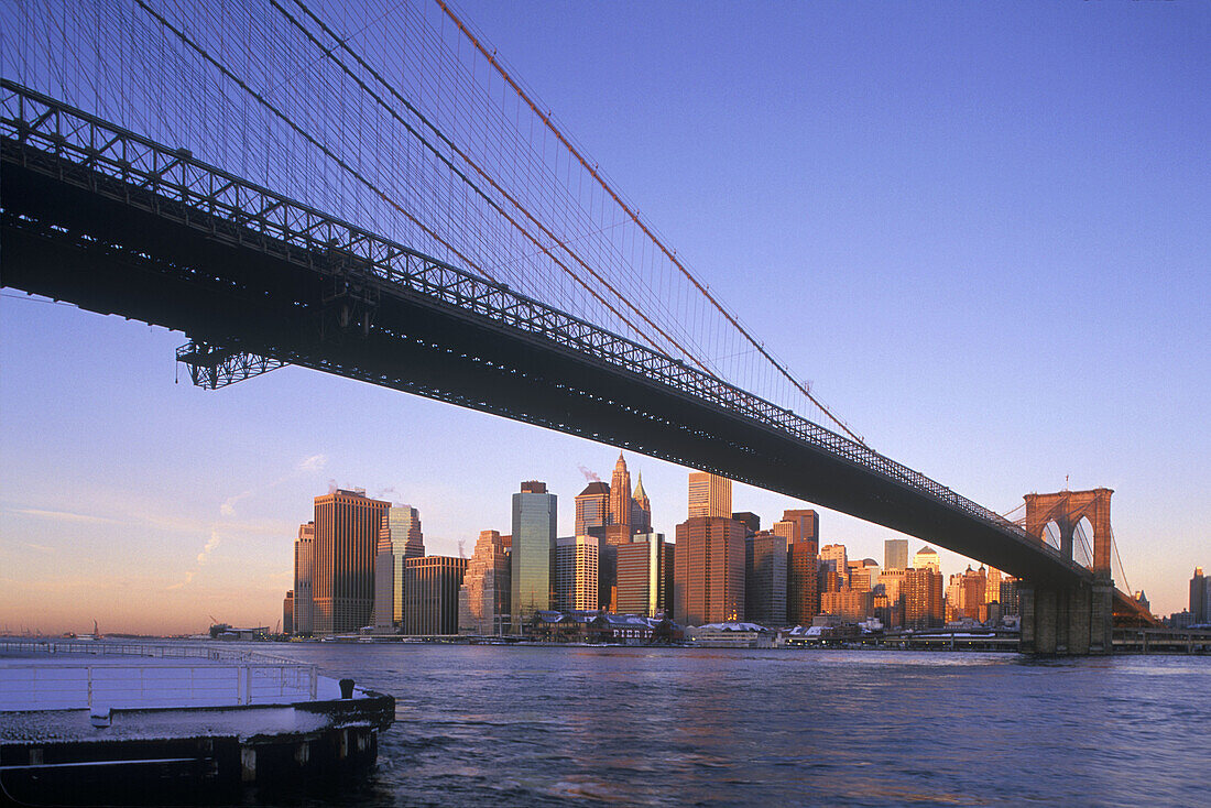 Brooklyn bridge & downtown skyline, Manhattan, New York, USA.