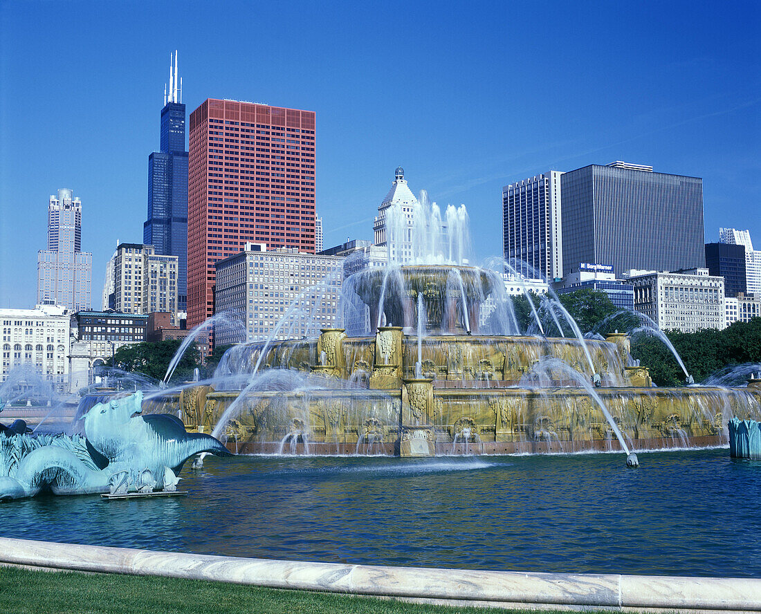 Buckingham fountain, Grant park, & downtown skyline, Chicago, Illinois, USA.