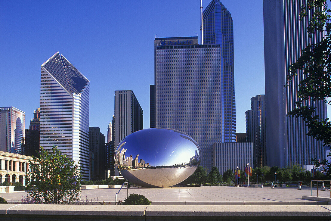 òcloud gateó (a.kapoor) millennium park, & downtown skyline, Chicago, Illinois, USA.