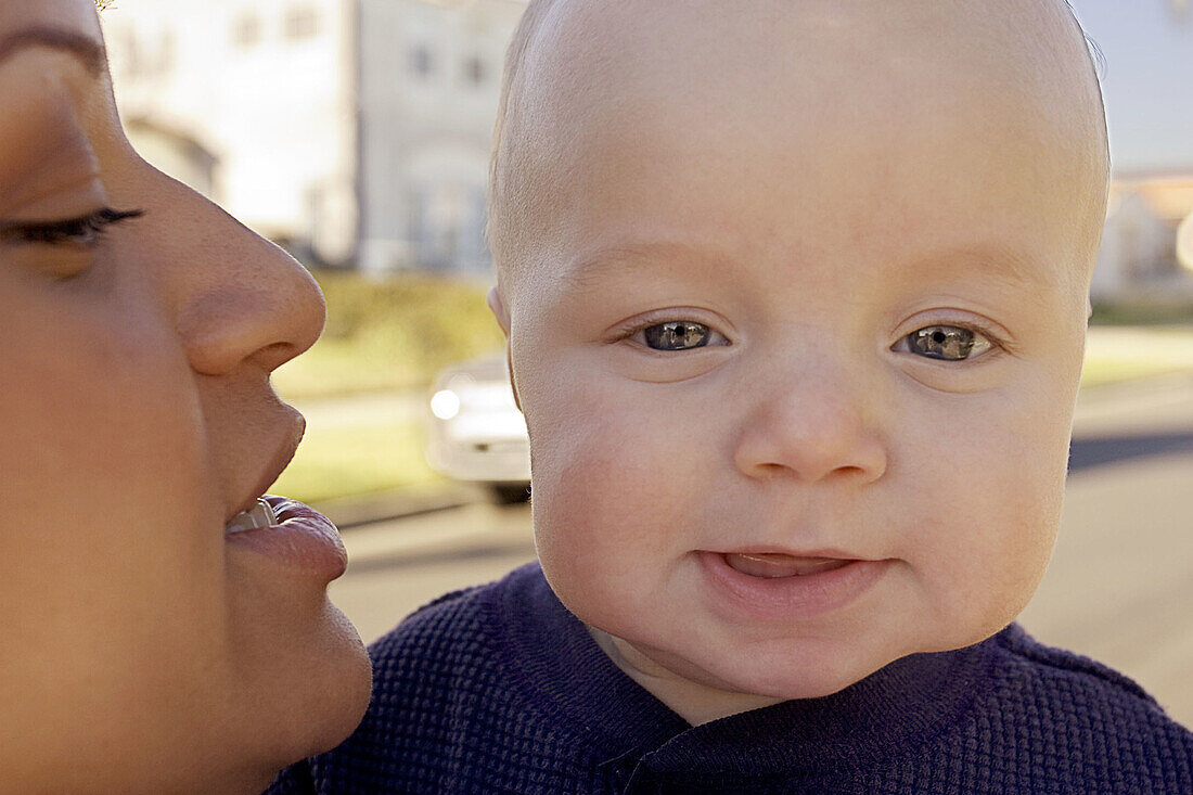  0-6 Monate, 1-6 Monate, Baby, Babys, Bande, Blick, Blicke, Erwachsene, Erwachsener, Familie, Familien, Farbe, Frau, Frauen, Geschultert, Gesicht, Gesichter, Gesichtsausdruck, Gesichtsausdrücke, Halten, Horizontal, Innen, Kindheit, Krawatten, Lächeln, Lie