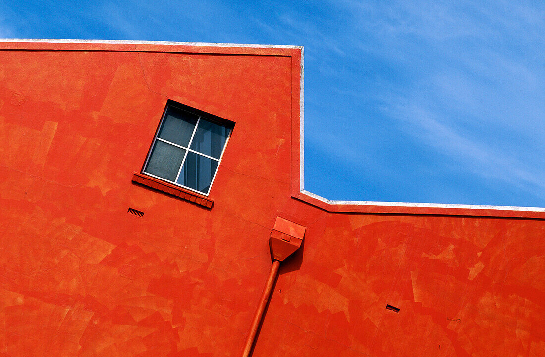  Building, Buildings, Color, Colour, Concept, Concepts, Crooked, Daytime, Detail, Details, Diagonal, Dwelling, Dwellings, Exterior, Horizontal, House, Houses, Not straight, One, Orange, Outdoor, Outdoors, Outside, Skewed, Wall, Walls, Warehouse, Window, W