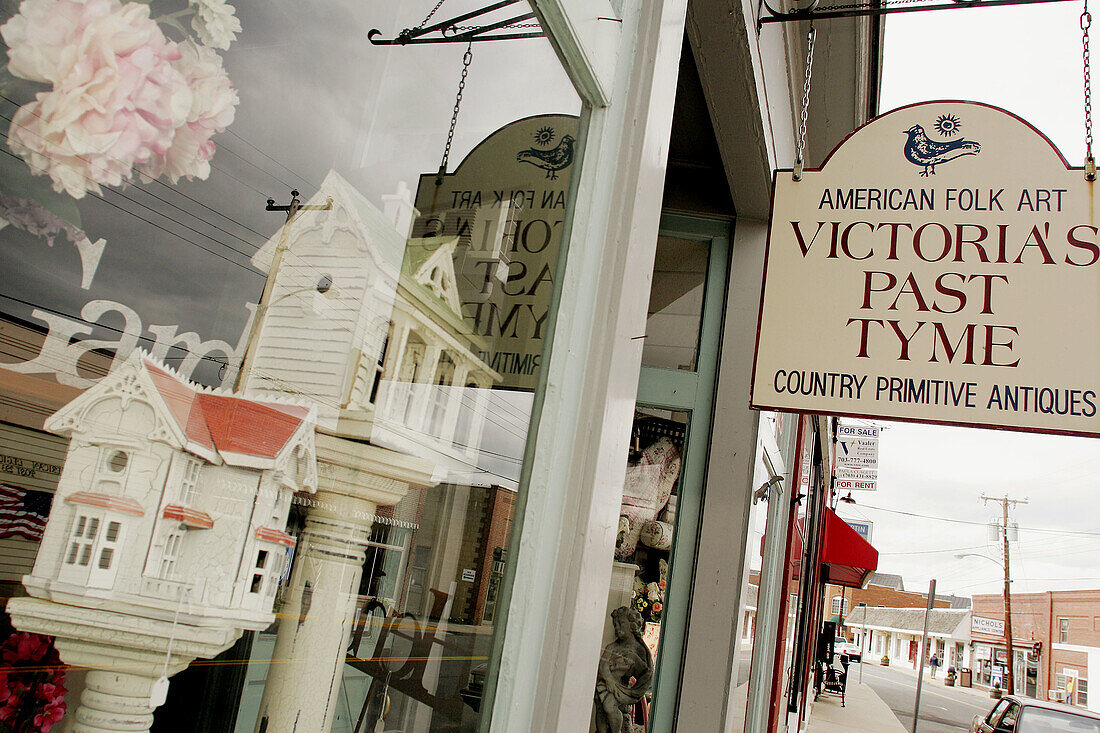 Virginia, Purcellville, 21st Street, sign, Victoria s Past Tyme, antiques, window display