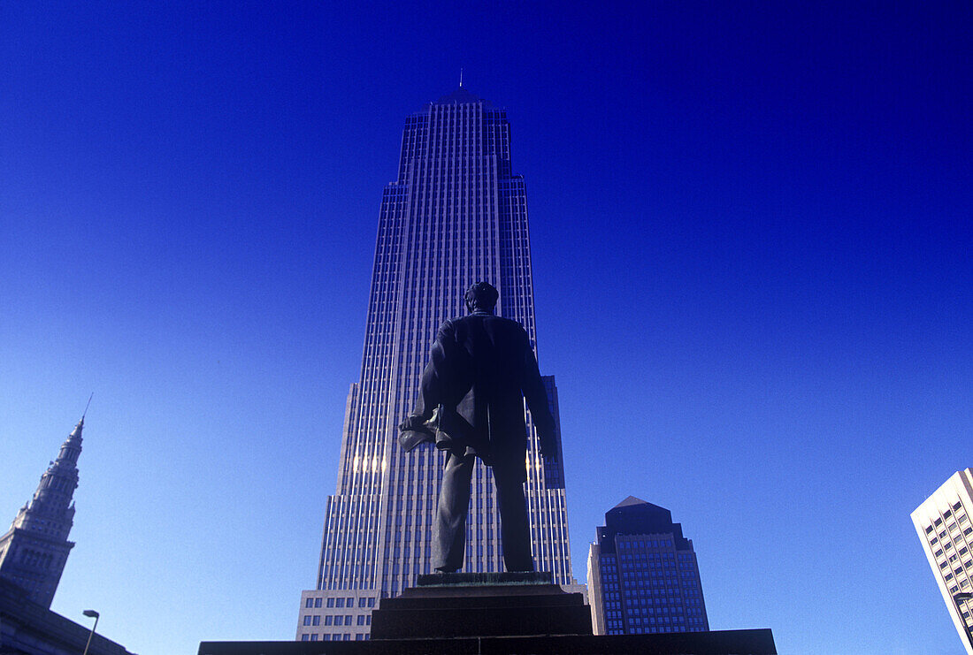 Lincoln statue, Memorial square, Cleveland, Ohio, USA.