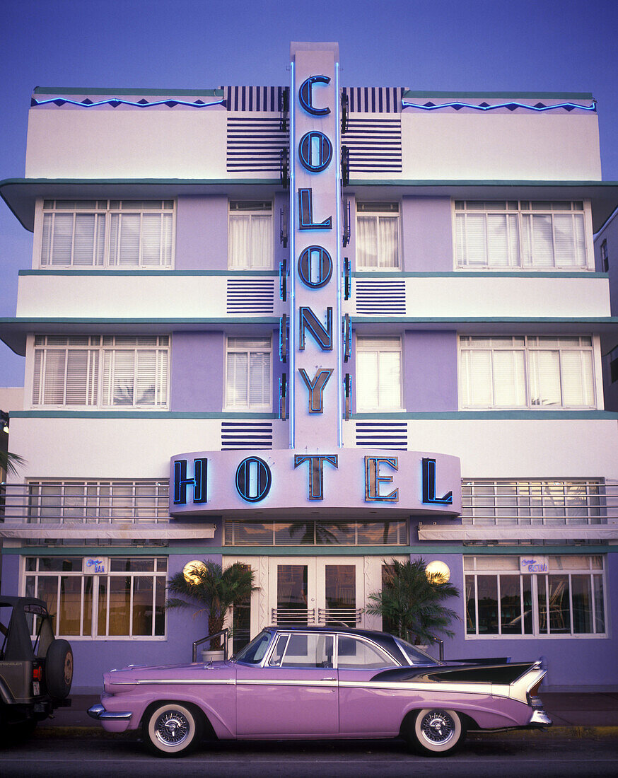 Auto : 1950 s cadillac, Art deco hotel, Ocean drive, Miami beach, Florida, USA.