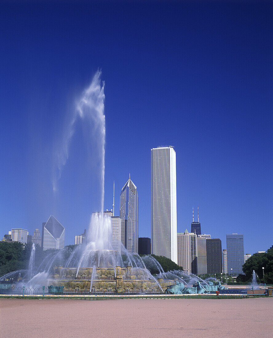 Buckingham fountain, Grant park, Chicago skyline, Illinois, USA.