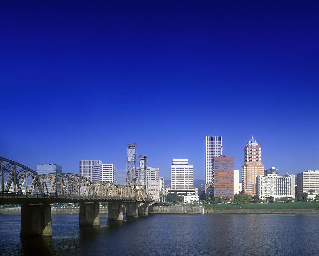 Downtown skyline, Hawthorne bridge, Williamette river, Portland, Oregon, USA.