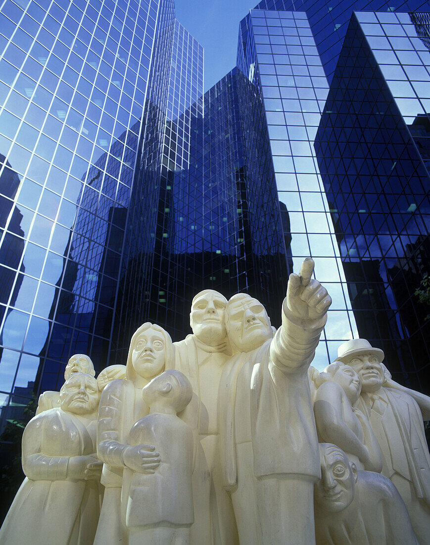 la foule illuminee statue, Banque laurentine, Montreal, Quebec, Canada.