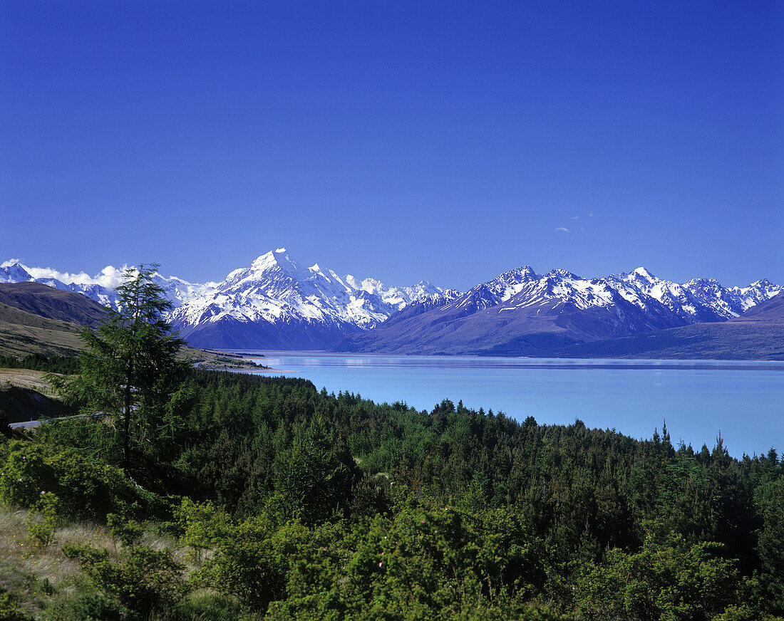 Scenic lake pukaki, Mount cook national park, New zealand.