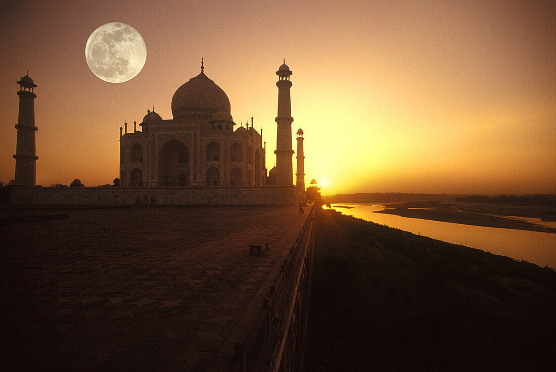 Taj mahal, River yamuna, Agra, India.