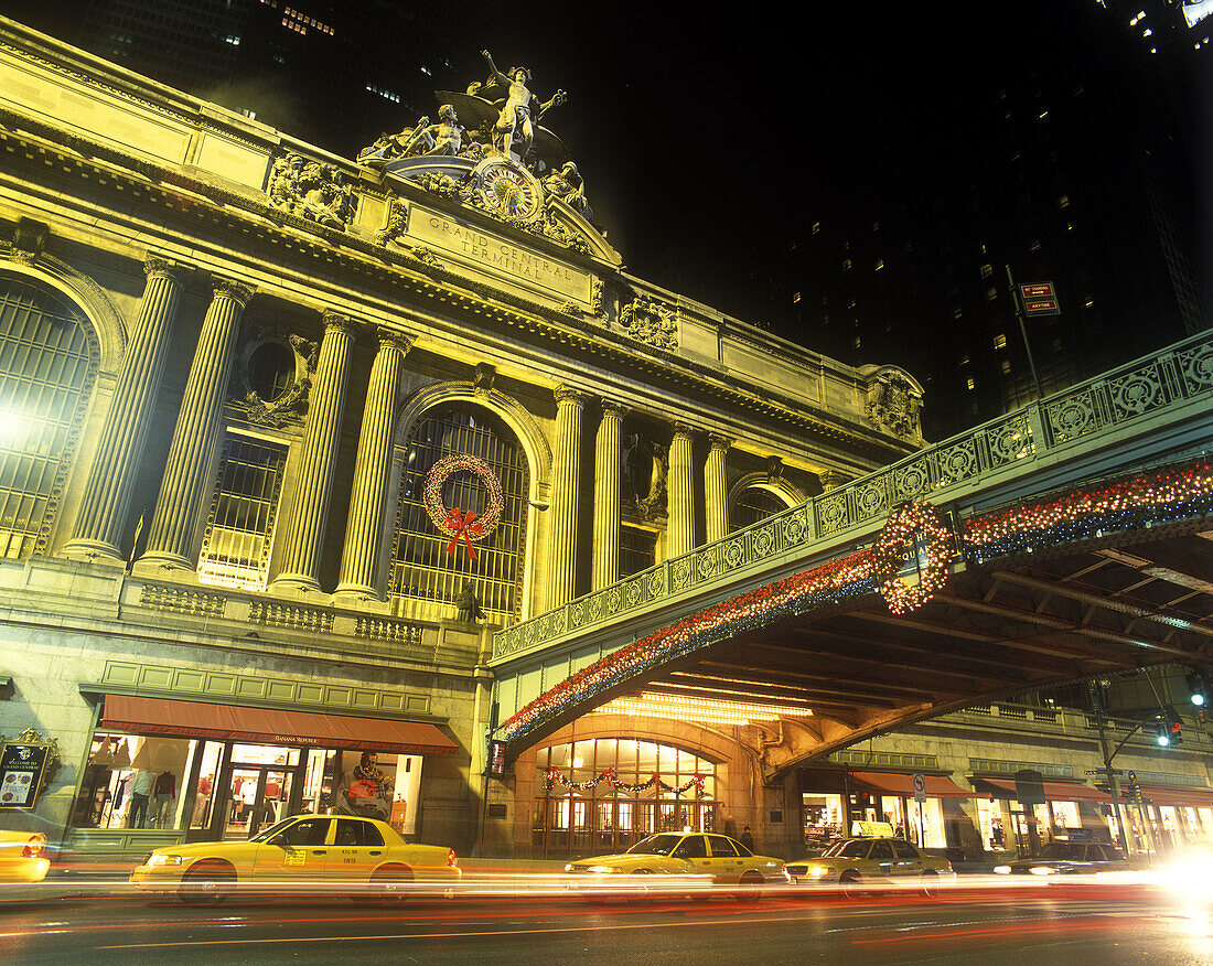 Christmas, Pershing bridge, Grand central station, Manhattan, New York, USA.