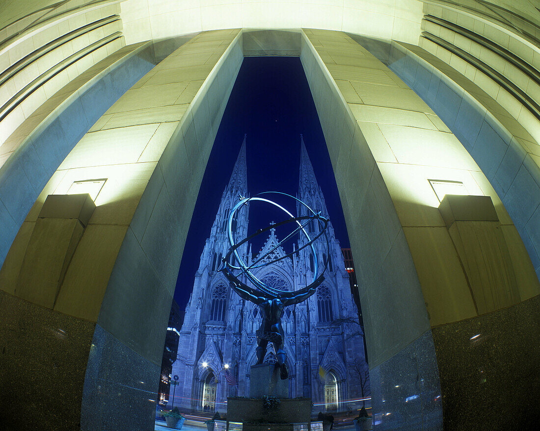 Atlas statue, Rockefeller center, Fifth Avenue, Manhattan, New York, USA.