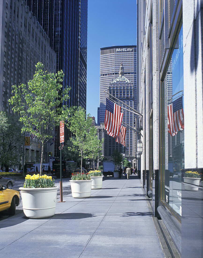 Street scene, Park Avenue, Manhattan, New York, USA.