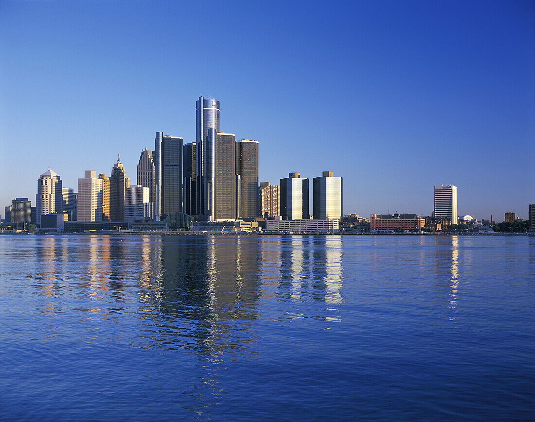 Renaissance center, downtown skyline, Detroit, Michigan, USA.