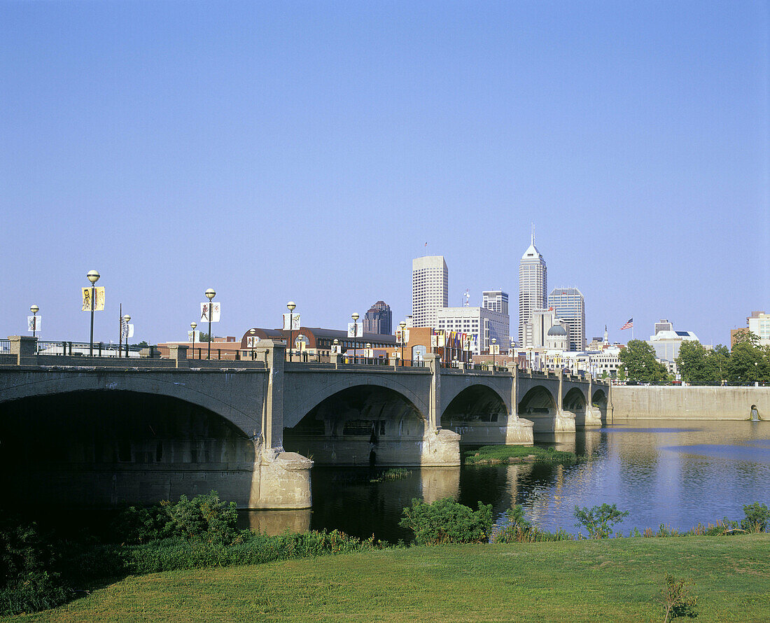 Downtown skyline & white river State Park, Indianapolis, Indiana, USA.