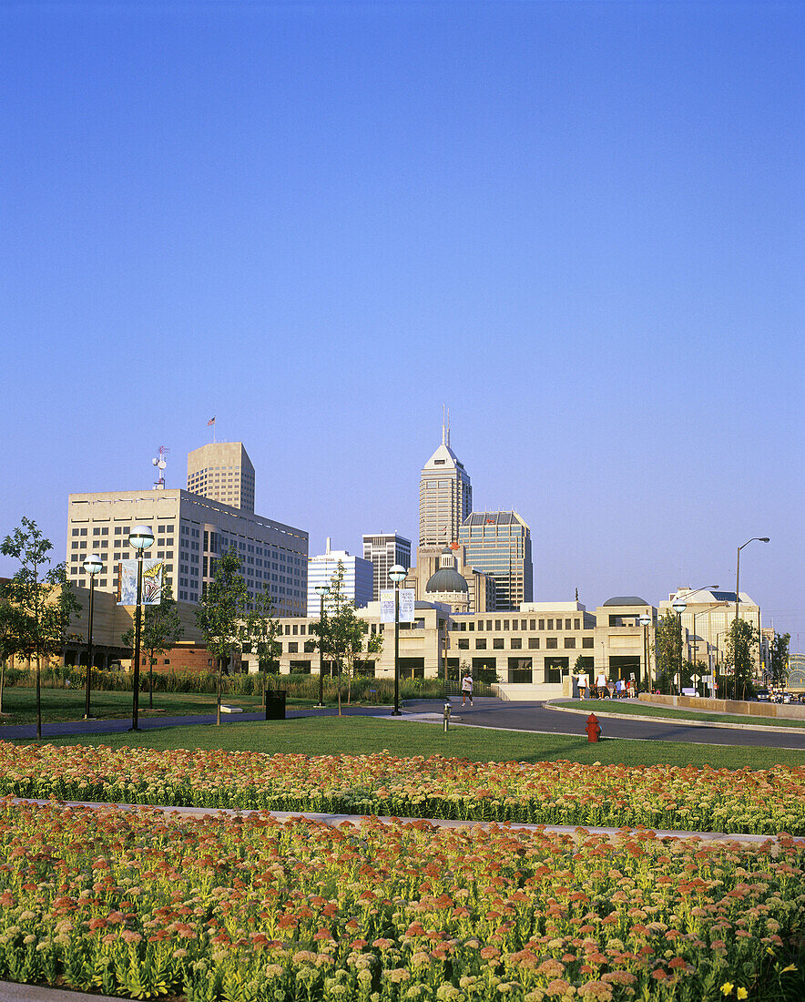 Eiteljorg museum & downtown skyline, Indianapolis, Indiana, USA.