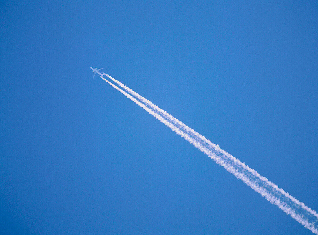  Aeroplane, Aeroplanes, Air, Aircraft, Aircrafts, Airplane, Airplanes, Altitude, Blue sky, Color, Colour, Condensation trail, Contrail, Contrails, Exterior, Fast, Flight, Flights, Fly, Flying, Height, Horizontal, Motion, Movement, Outdoor, Outdoors, Outsi