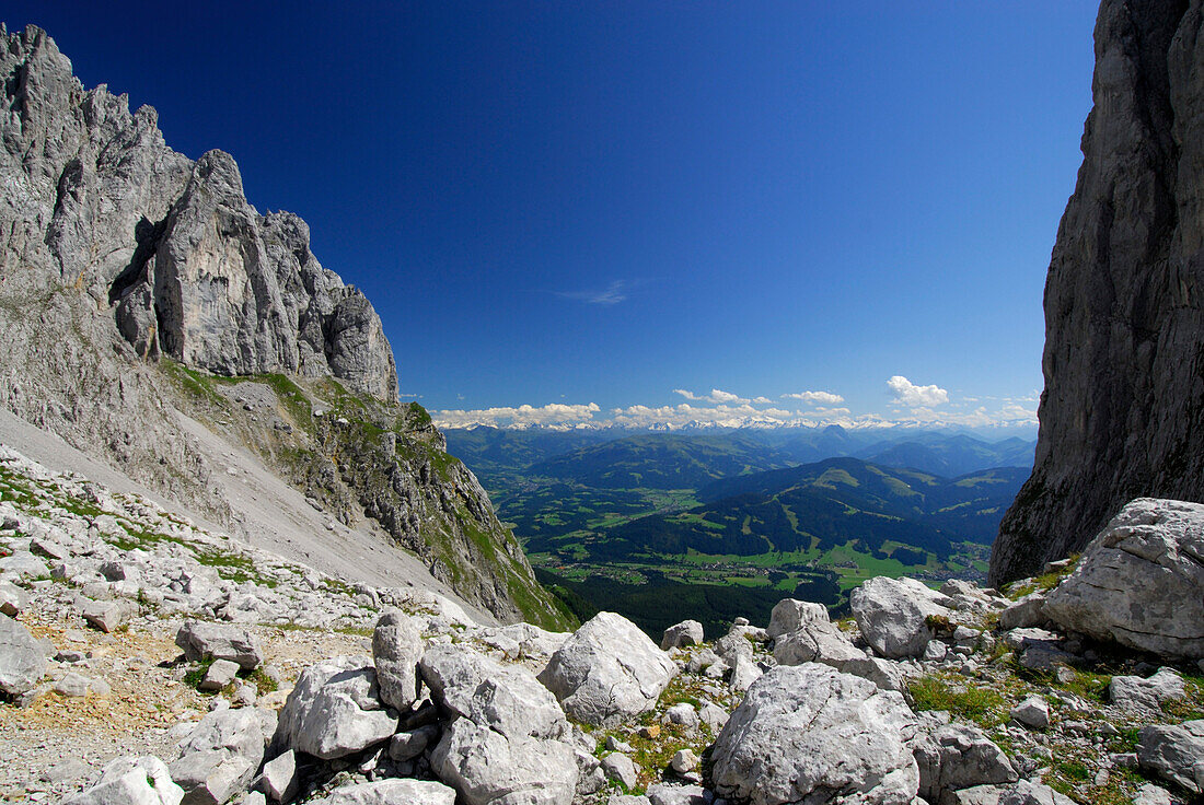 Blick vom Ellmauer Tor auf Bauernpredigtstuhl und den Talkessel von Ellmau und Going, Wilder Kaiser, Kaisergebirge, Tirol, Österreich