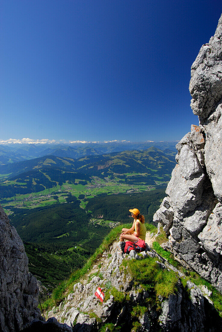 Wanderer am Kleinen Törl mit Ausblick auf den Talkessel von Ellmau und Going, Hohe Tauern im Hintergrund, Kleines Törl, Wilder Kaiser, Kaisergebirge, Tirol, Österreich