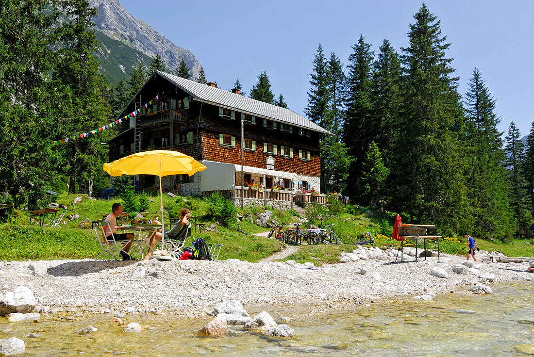 Reintalangerhütte und der Strand an der Partnach mit Sonnenschirm, Wettersteingebirge, Garmisch-Partenkirchen, Oberbayern, Bayern, Deutschland