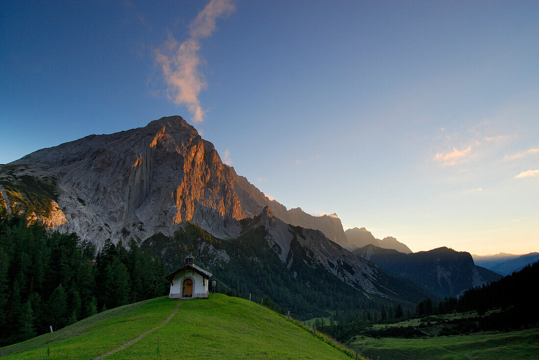 Kapelle bei der Hallerangeralm mit Lafatscher im Abendlicht, Hinterautal, Karwendel, Tirol, Österreich