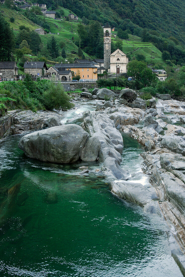 Verzasca mit Kirche von Lavertezzo, Tessin, Schweiz