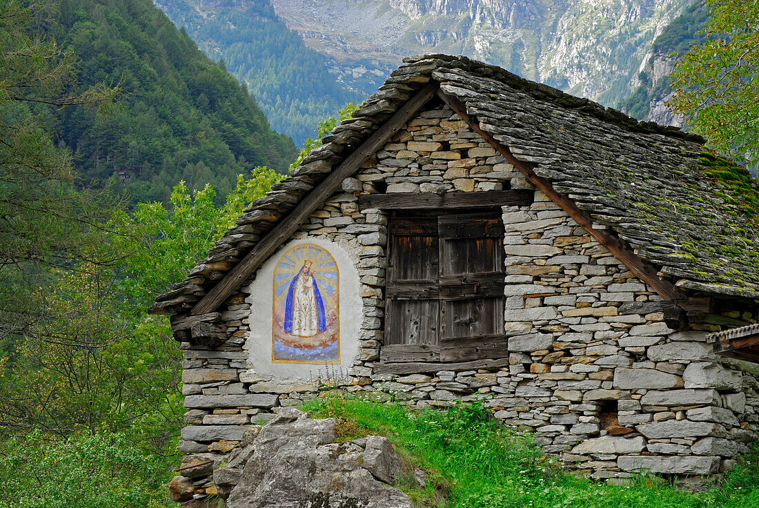 Heustadel mit Marienbild, Frasco, Valle Verzasca, Kanton Tessin, Schweiz