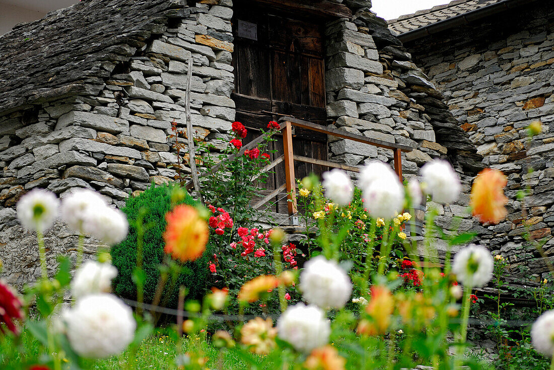 Blumengarten mit Rustici, Brione, Valle Verzasca, Kanton Tessin, Schweiz