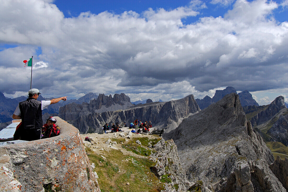 Wanderer am Gipfel des Nuvolau, im Hintergrund Croda da Lago, Monte Formin, Ra Gusela, dahinter Pelmo, Dolomiten-Höhenweg Nr. 1, Ampezzaner Dolomiten, Cortina d´Ampezzo, Dolomiten, Venezien, Italien