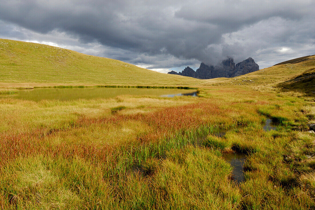 Lago Delle Baste mit Pelmo in Wolken, Dolomiten-Höhenweg Nr. 1, Ampezzaner Dolomiten, Cortina d´Ampezzo, Dolomiten, Venezien, Italien