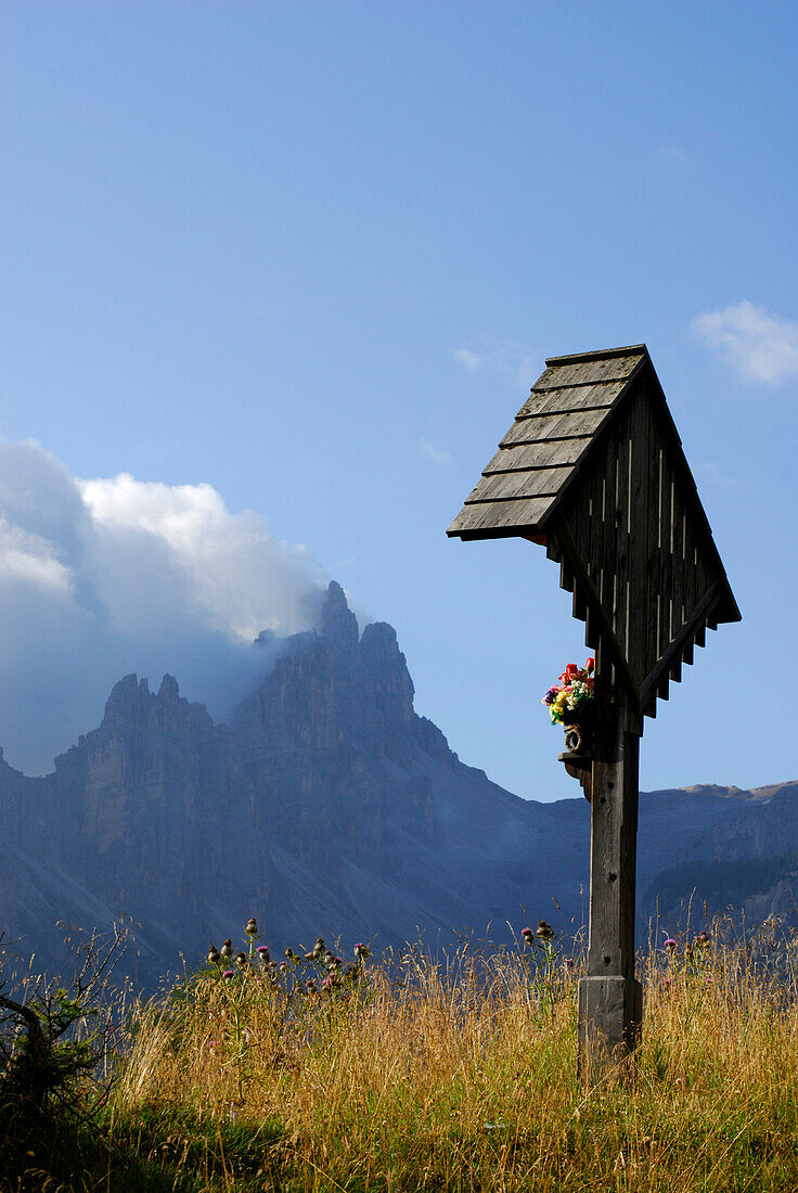 Wegkreuz mit Croda da Lago im Hintergrund, Ampezzaner Dolomiten, Cortina d´Ampezzo, Dolomiten, Venezien, Italien