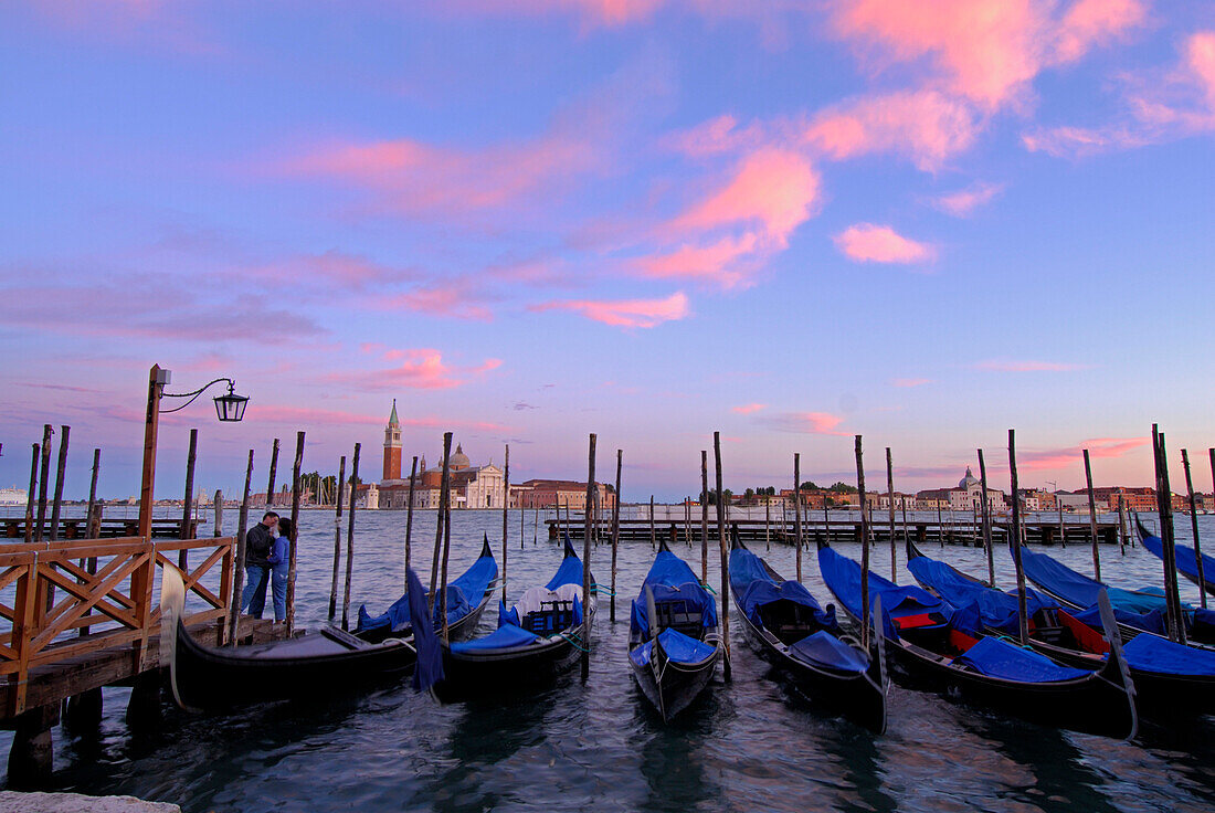 Pärchen und Gondeln in der Dämmerung, San Marco, Venedig, Venezien, Italien