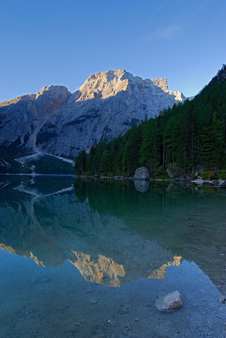 Pragser Wildsee mit Spiegelung des Seekofels im Morgenlicht, Dolomiten-Höhenweg Nr. 1, Naturpark Fanes-Sennes, Dolomiten, Südtirol, Alta Badia, Italien