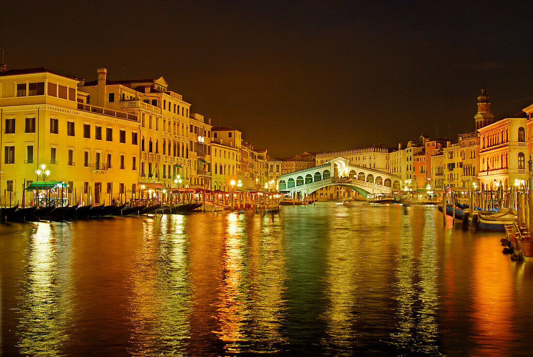 Canal Grande mit beleuchteter Rialtobrücke, Venedig, Venezien, Italien